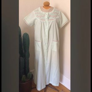 VINTAGE-LT. GREEN, HAND EMBROIDERED MUMU, GOWN, BY DAFFODIL LG POCKETS excellent